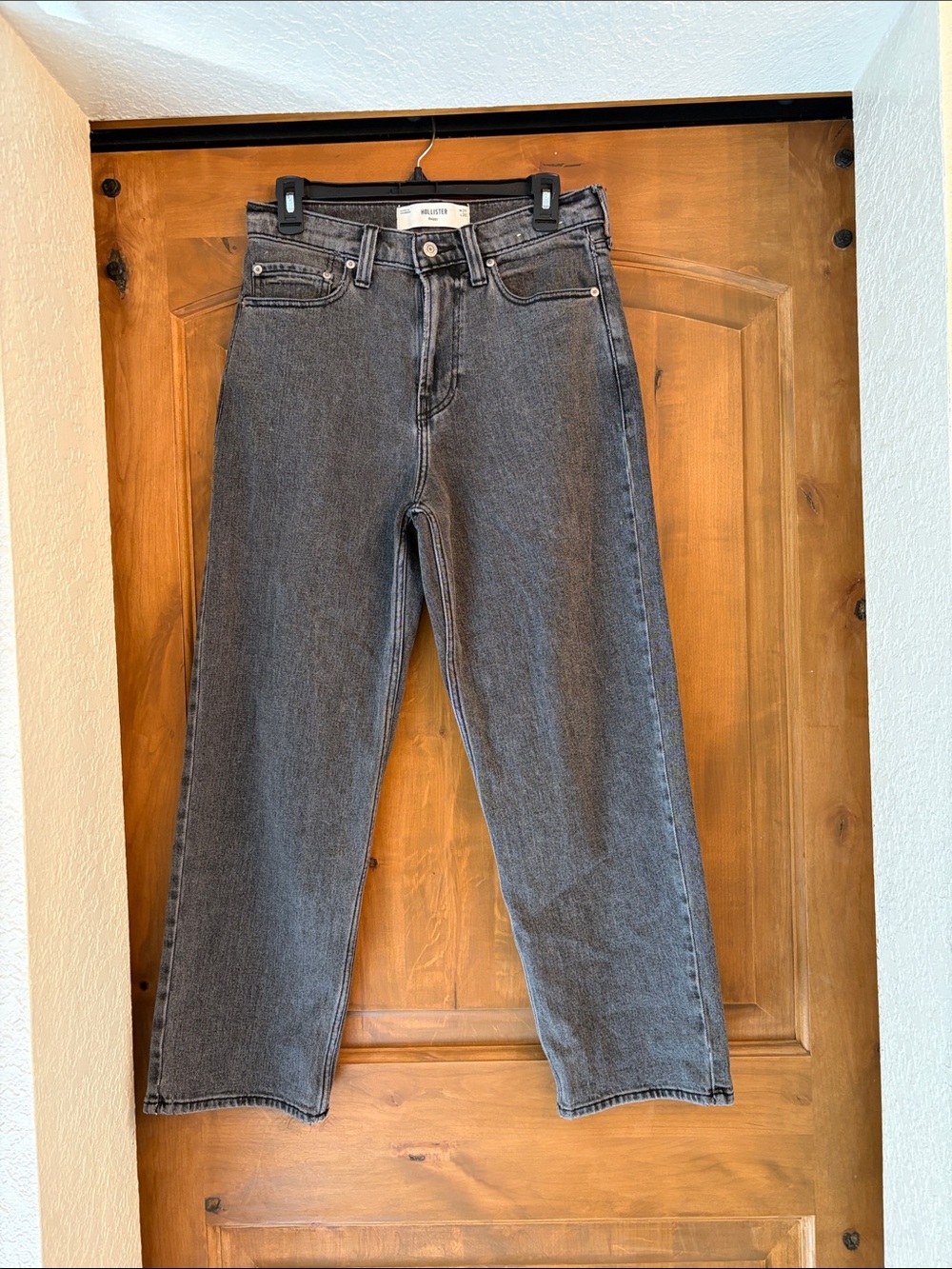 Hollister Men’s Relaxed Jeans in Washed Black
